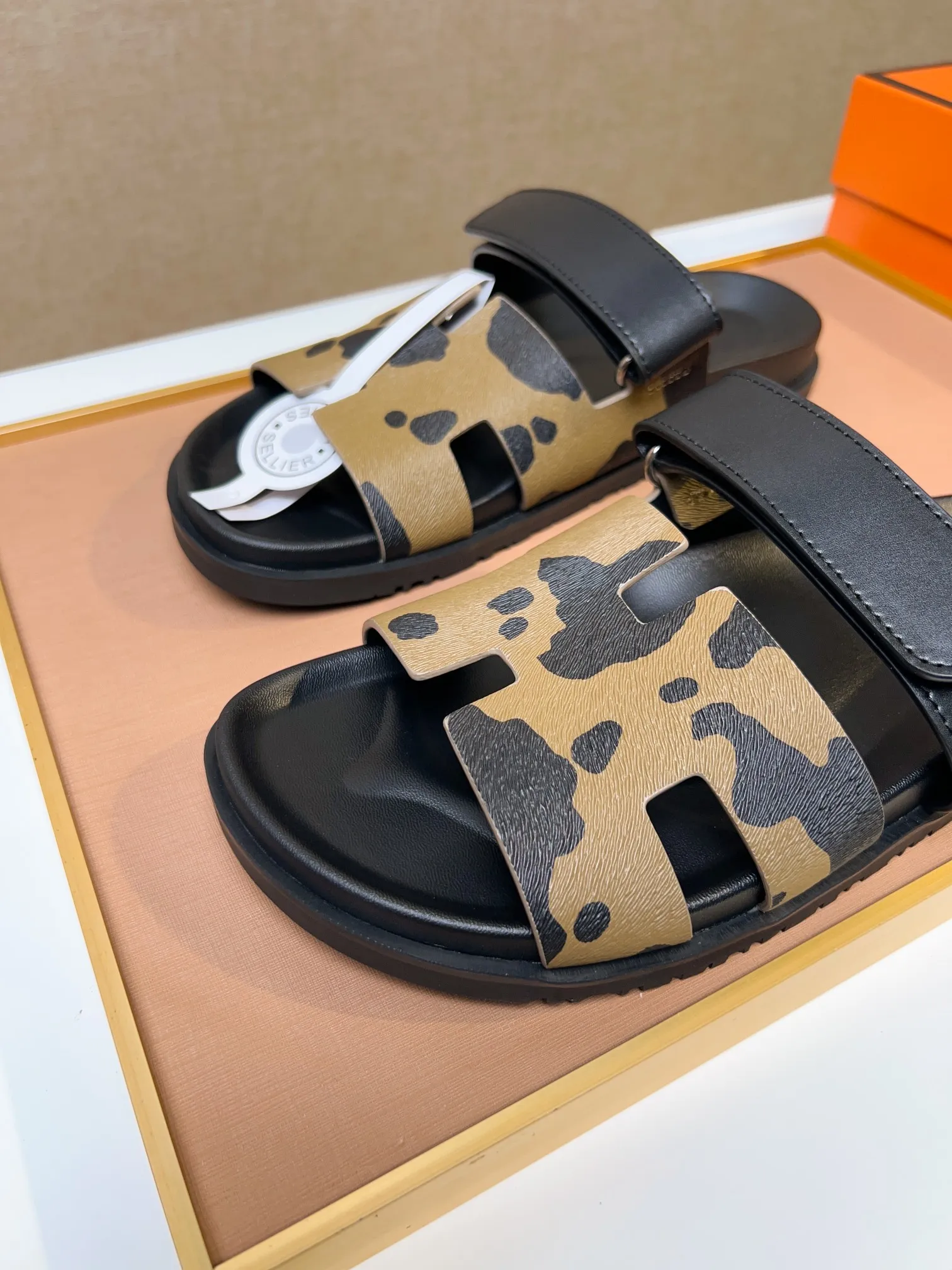 Men's clothing and shoes 💰340 💅💅💅 new arrival. Hermes Hermes official website latest counter synchronized new oran color leather H slippers, the original Paris version flew back to the original model and opened the mold to make it perfectly🍌The highest quality Sincerity, you can enter and leave the counter at will [Deyi] The upper is made of original customized  colored palm prints, crocodile print, ostrich print, colored cow leather, colored cow suede, 🤔 horse hair, 🥳 colored diamonds, 🥰 3D printing, and other genuine leather slippers, imported cow pattern foot pad lining, Italian  latest original genuine leather combination outsole Code number: 38-48 (customized at 46.47.48) Can be made into picture combination sole with genuine leather pattern and ordinary molded outsole